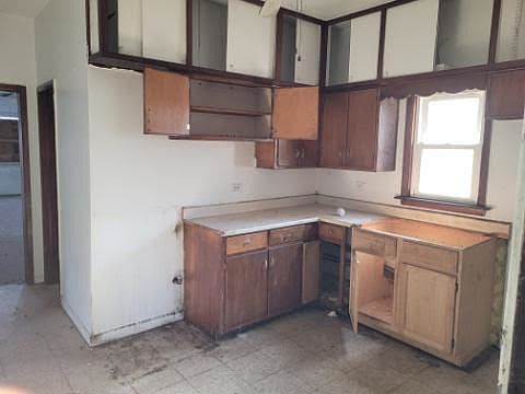 3rd image of 8712 S Manistee Ave