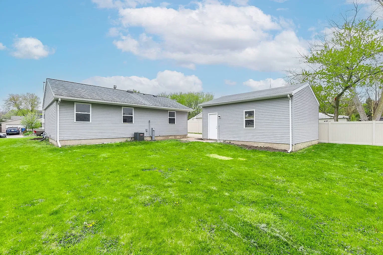 3 bed, 909 sqft, $2,495 — Photo 3
