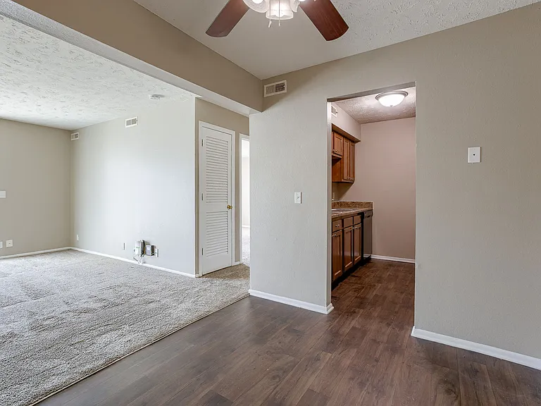 Omaha, NE Evergreen Terrace Apartments | 11A | Dining