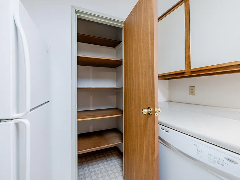 Cambridge Apartments — Photo 18