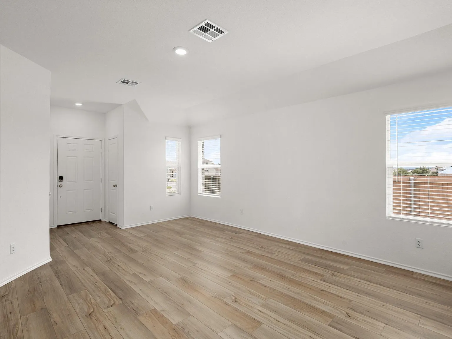 3 bed, 2.0 bath, 1391 sqft, $2,100 — Photo 3