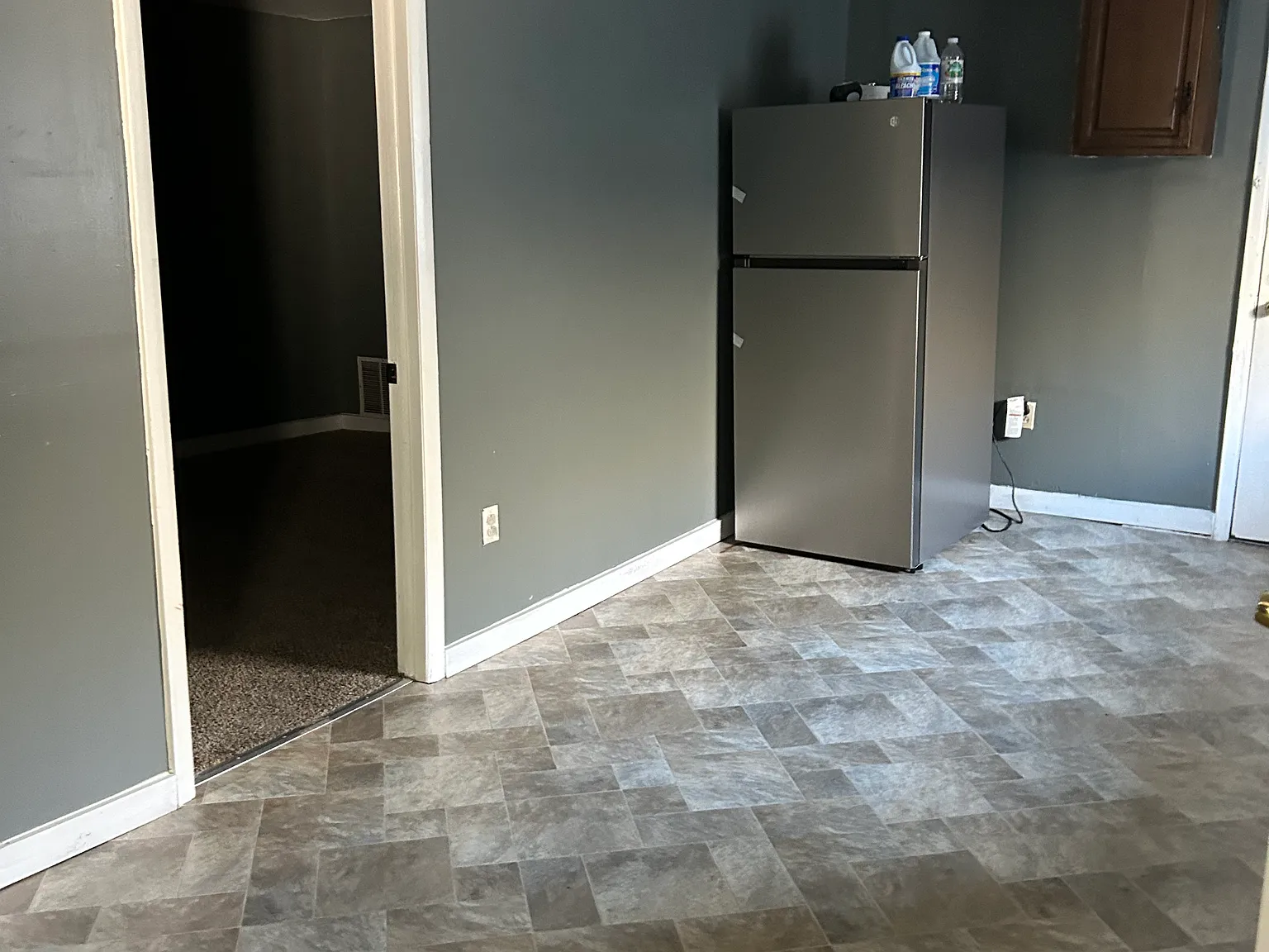 3 bed, 900 sqft, $1,390 — Photo 1