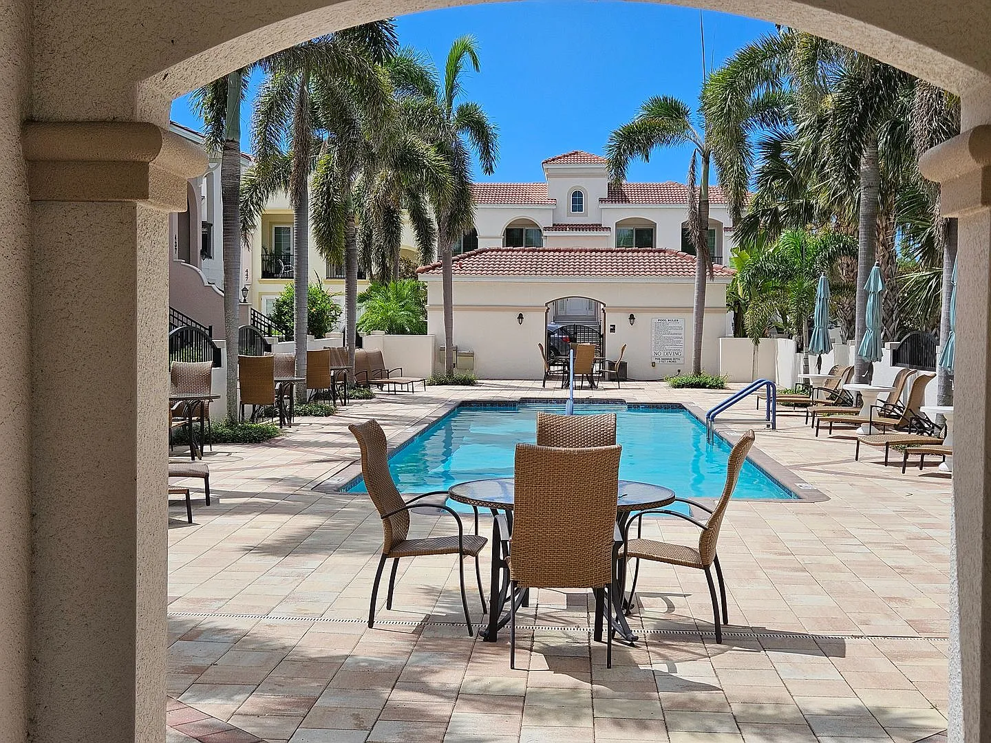 Seasonal Short-Term 2 Bedroom, 2.5 Bath Multi-Level Condo with Balcony and Patio located on Venic... — Photo 3