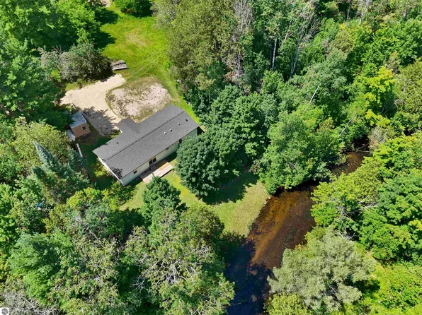5244 Westhaven Dr NW, Rapid City, MI 49676