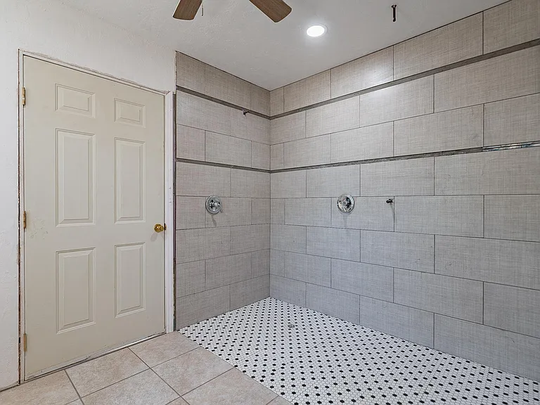 239 E Erie Dr — Photo 21