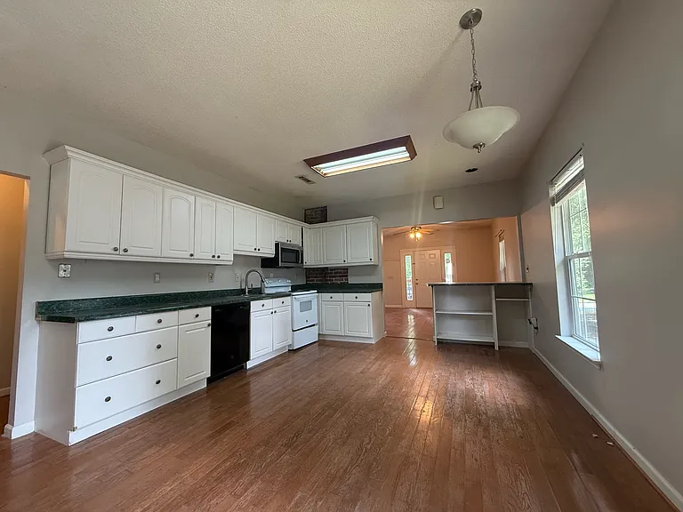 560 NW 1st St — Photo 4