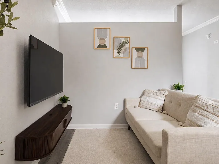 928 Ferry Rd #215 — Photo 3
