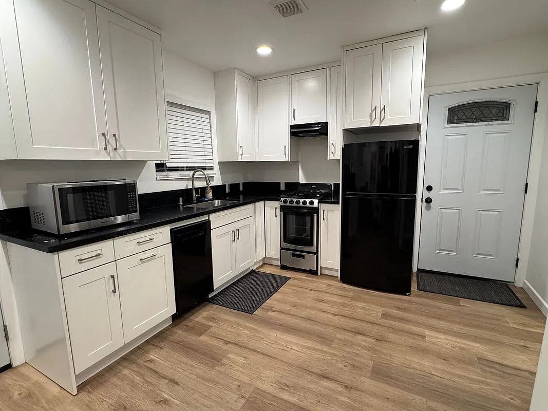 1 bed, 1.0 bath, 400 sqft, $2,400 — Photo 4