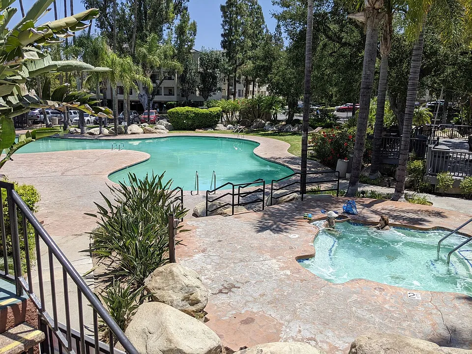5525 Canoga Ave #123