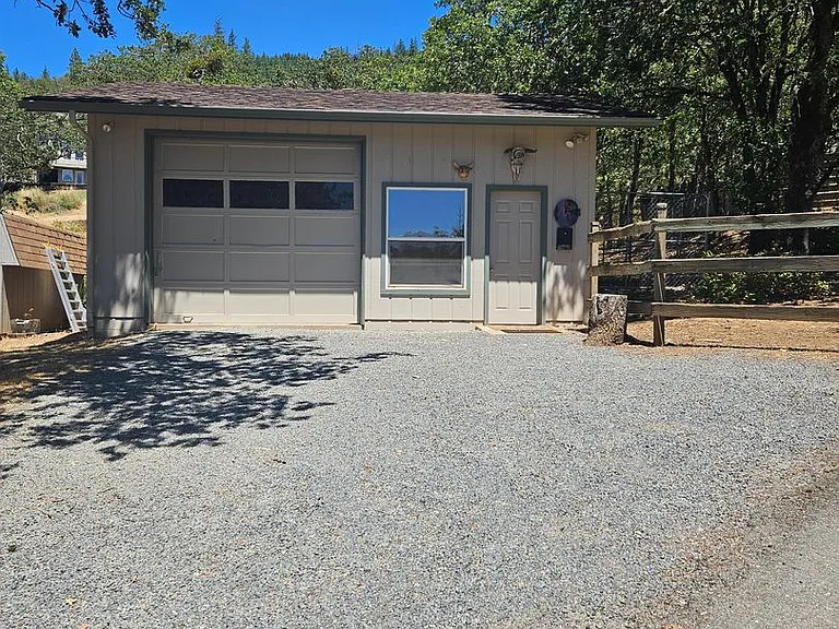1201 W Jones Creek Rd — Photo 1