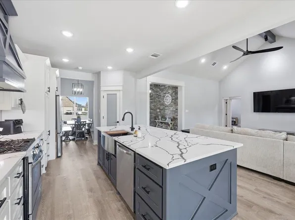 1274 Bourbon St, Bridge City, TX 77611