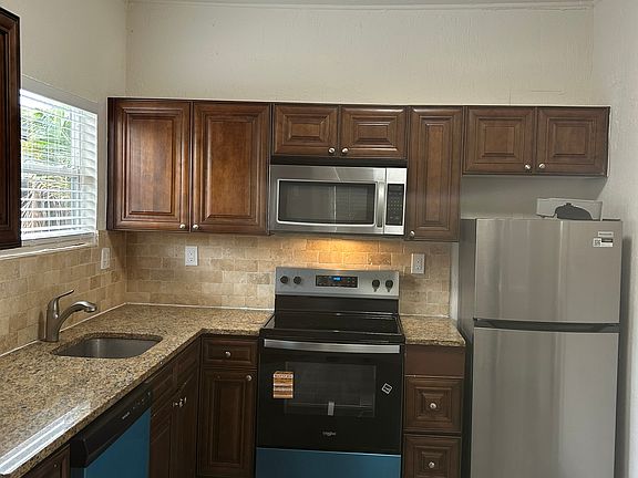 4th image of 823 NE 14th Pl