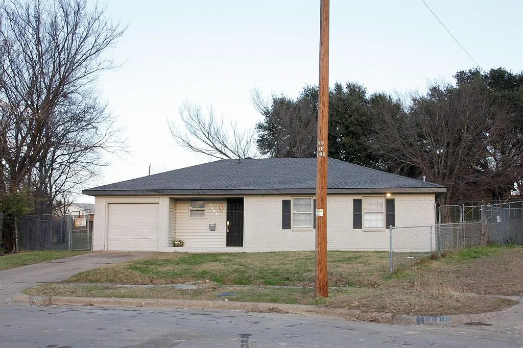 3 bed, 1.0 bath, 1011 sqft, $1,600 — Photo 3