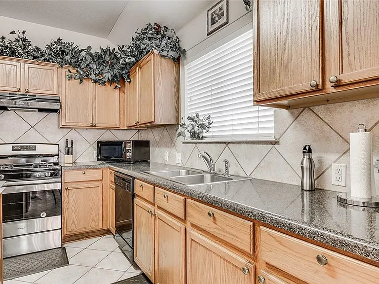 6021 Almelo Dr — Photo 10