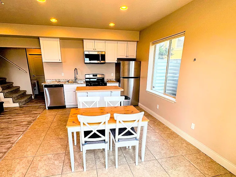 Full kitchen.