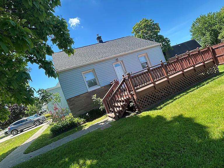 4796 N Bailey Ave — Photo 2