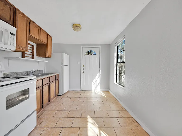 652 N San Ignacio Ave — Photo 7