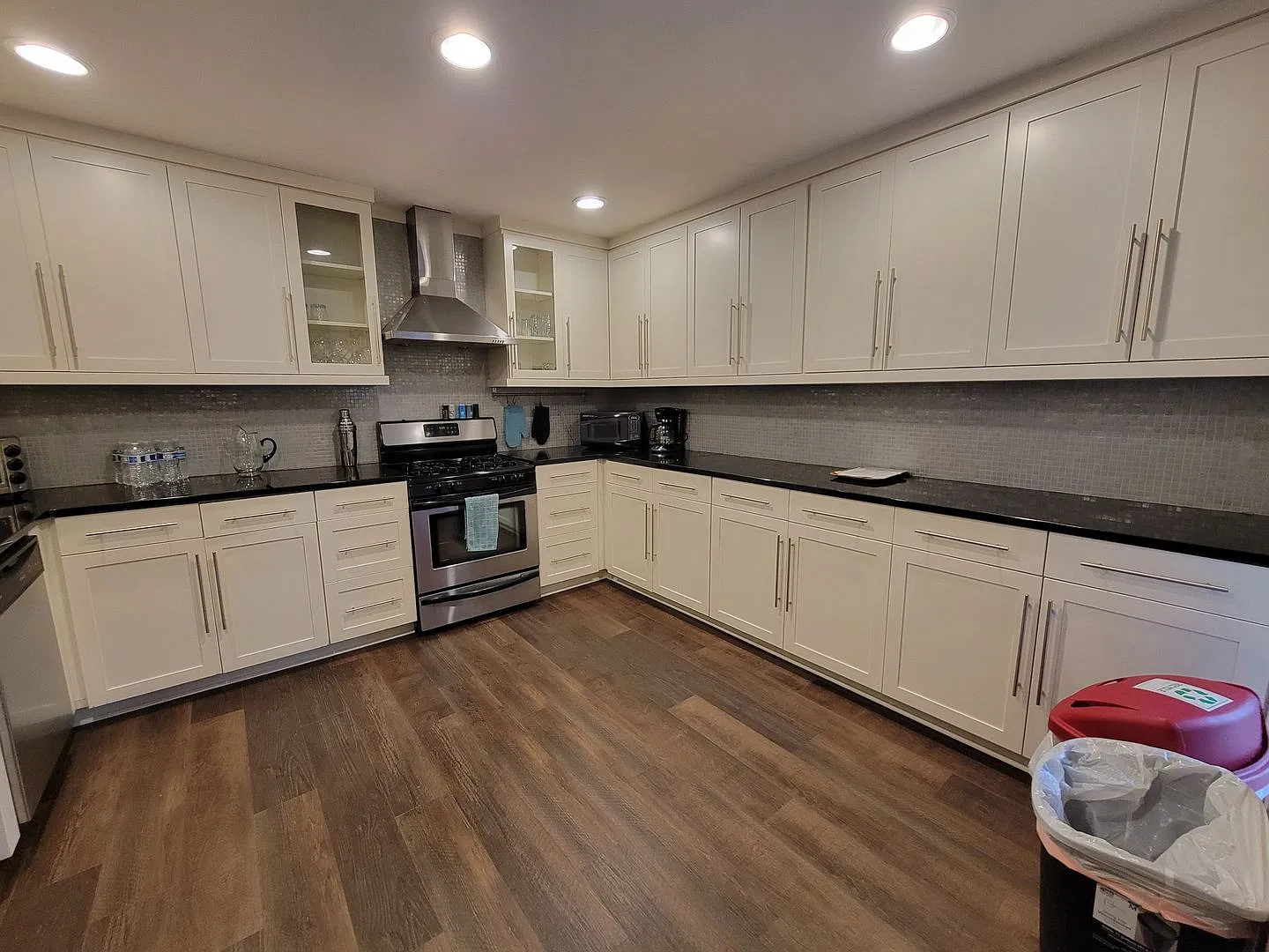 Spacious and newly renovated 3 bed 2 bath on Boulevard! — Photo 3
