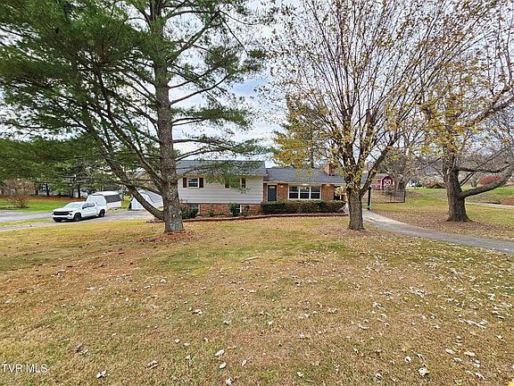 3rd image of 320 Green Ln