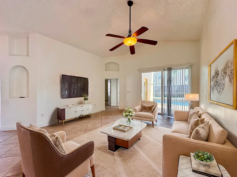 641 Samantha Ln — Photo 4
