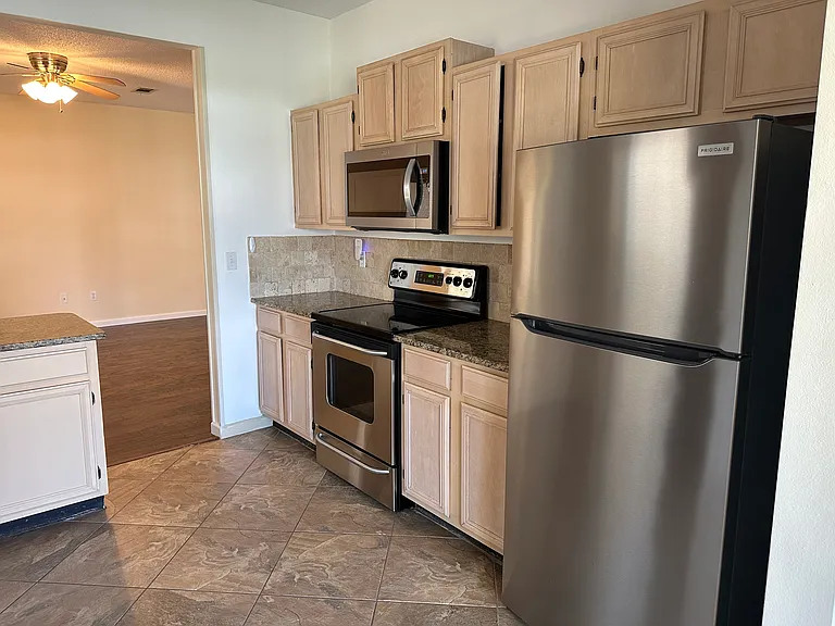 220 Parkwood Cir — Photo 10