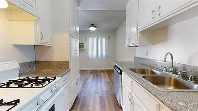 425 N Hobart Blvd — Photo 27