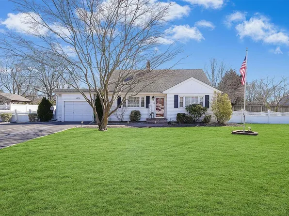 35 Seville Boulevard, Sayville, NY 11782