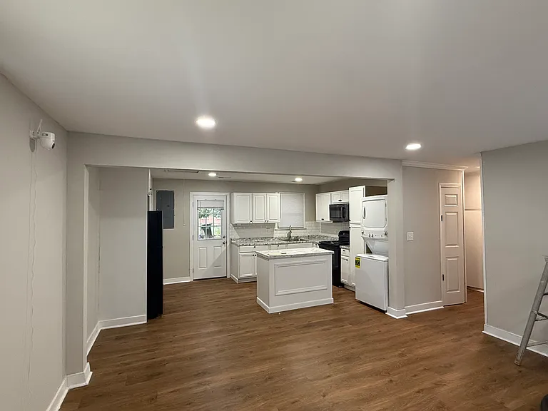 2208 Ford Ave — Photo 2