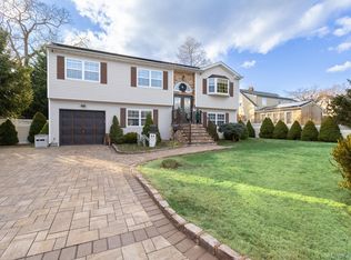25 Fordham Place, Bay Shore, NY 11706