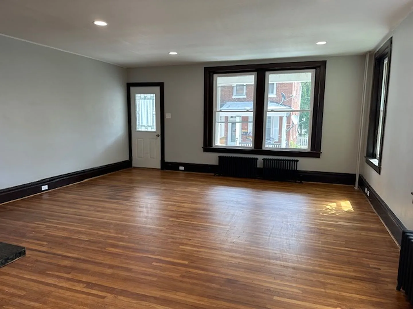 3 Bedroom, 2 Bathroom Row Home For Rent In Harrisburg, PA/Central Dauphin School District. — Photo 2