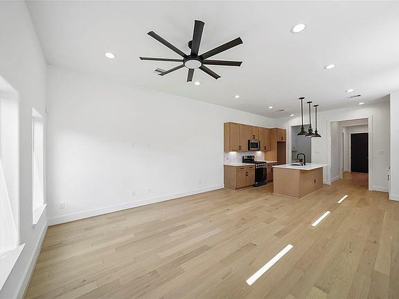 4th image of 124 E 32nd St