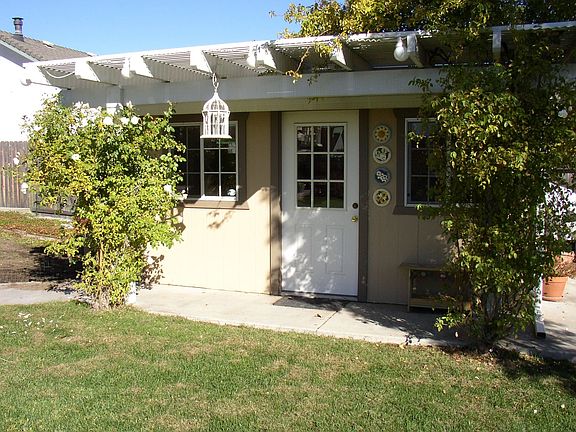 Charming Cottage in Yard