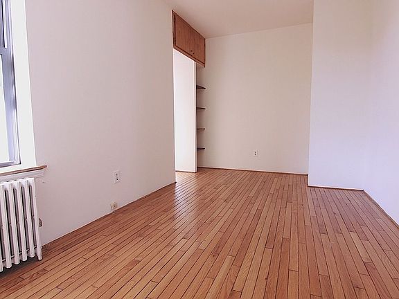 4th image of 208 E 6th St #35T