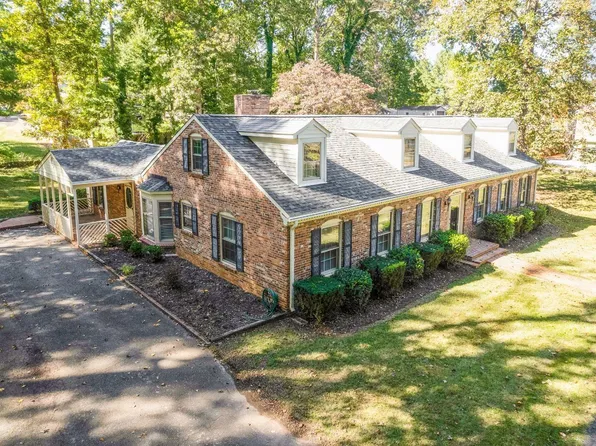 101 Foxhall Dr, Forest, VA 24551