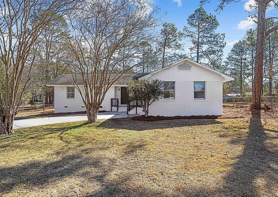 Building Photo - 2209 Meadowbrook Dr