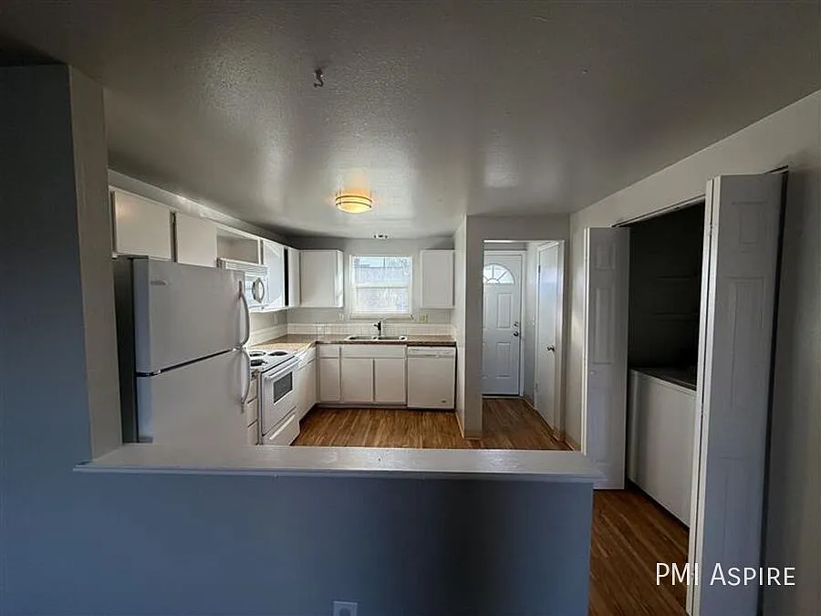 2 bed, 1.5 bath, $1,395 — Photo 4