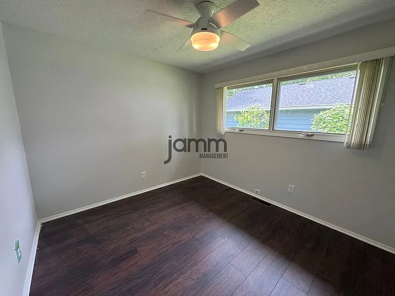5250 Mills Creek Ln — Photo 17