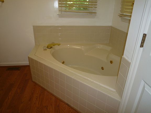 garden tub in master
