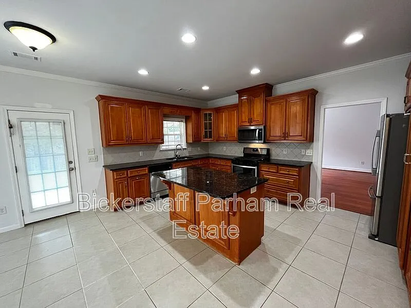 4 bed, 2.5 bath, 2311 sqft, $2,395 — Photo 2