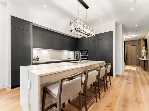 305 East 61st Street 802 image 3 of 16