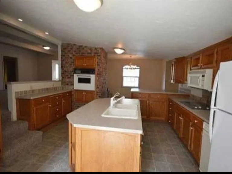 601 E Coeur D Alene Ave — Photo 11