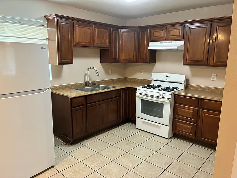 900 N Clark Dr — Photo 9