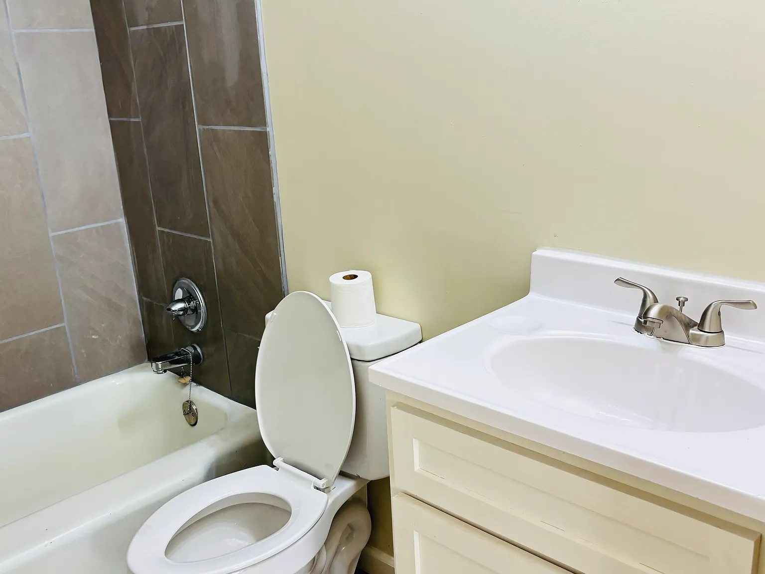 2 bed, 870 sqft, $995 — Photo 3