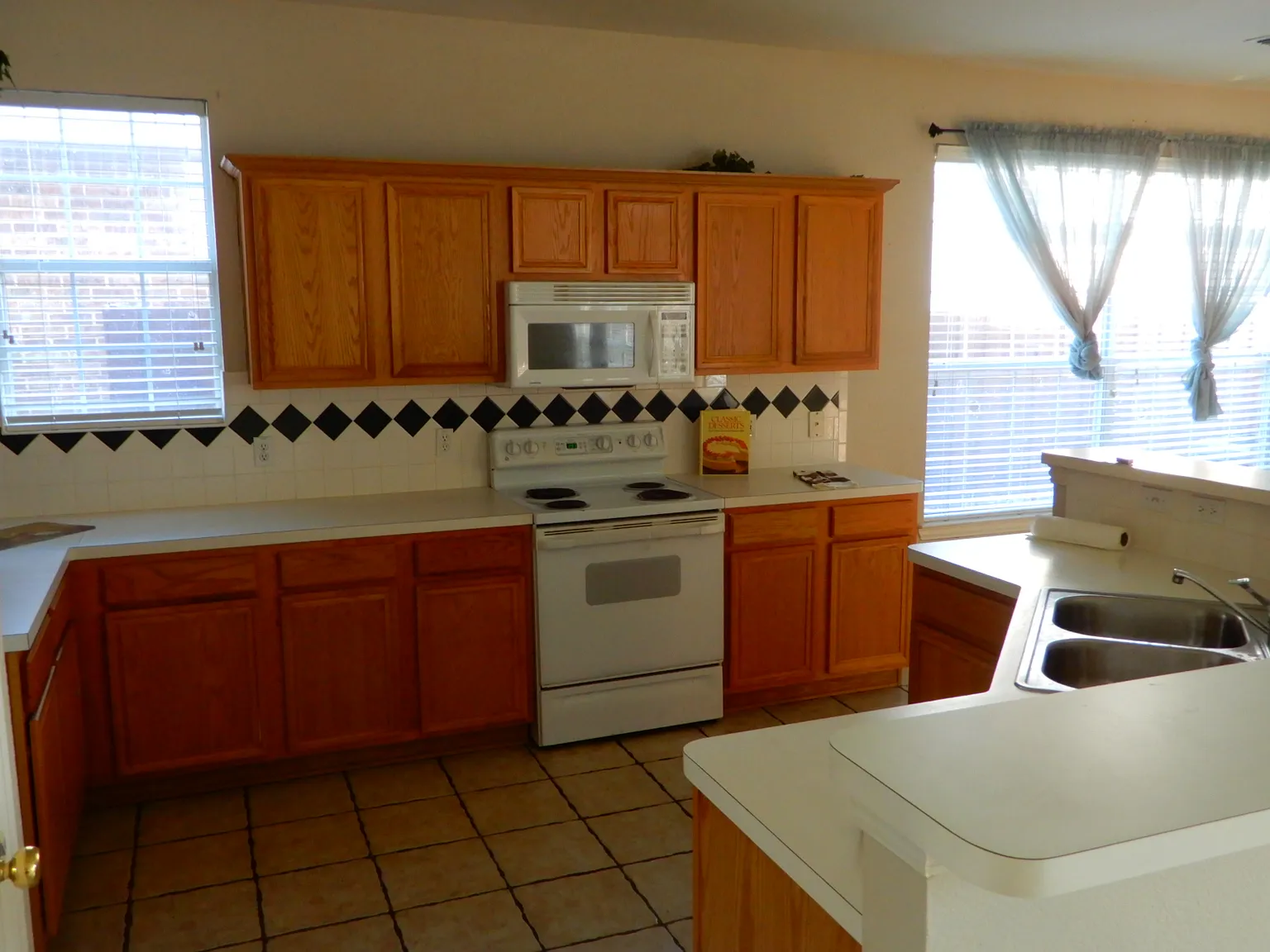 4 bed, 2253 sqft, $2,400 — Photo 4