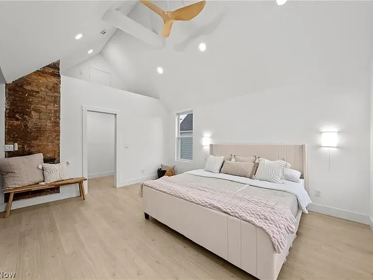 1422 W 77th St — Photo 30