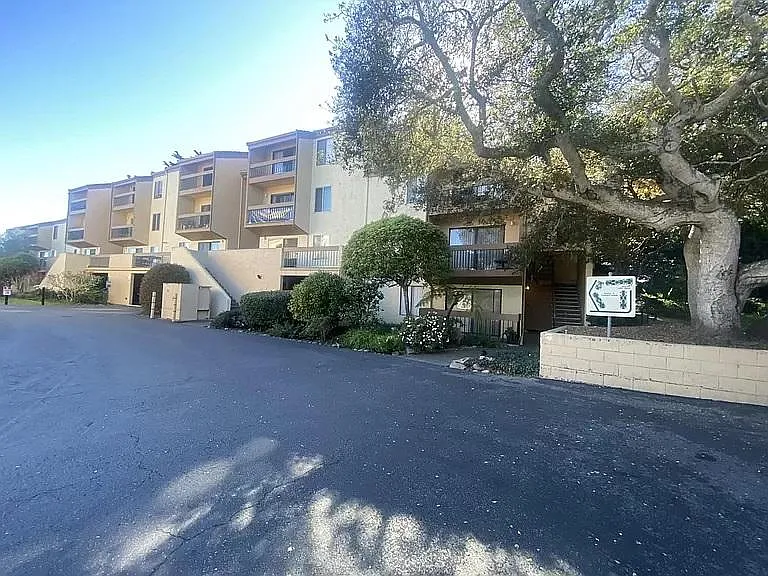 2202 Golden Oaks Ln — Photo 2