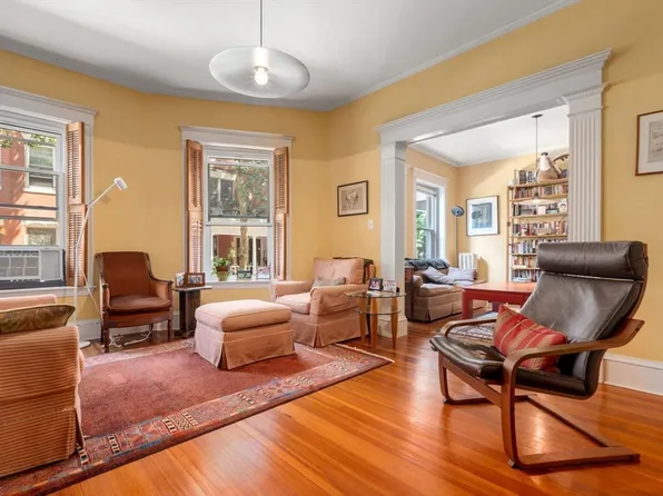 7 Auburn Ct #1, Brookline, MA 02446