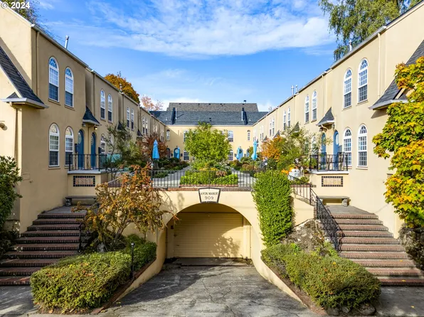 909 NE Brazee St APT 17, Portland, OR 97212