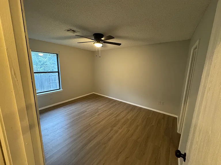 1033 N Narcissus Ave — Photo 6