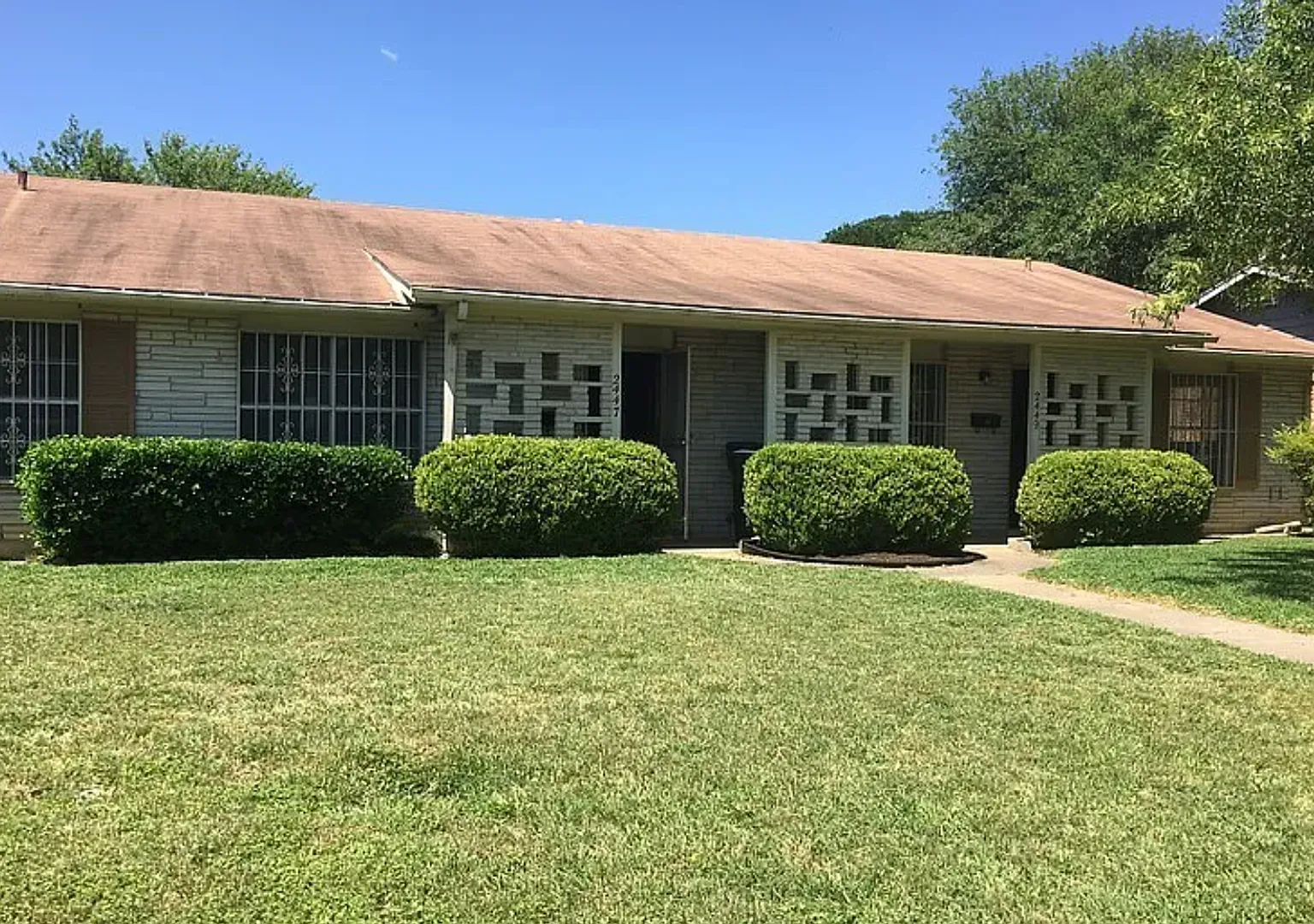 Must See! 2 Bedroom / 1 Bath Home South Side Lions Park! — Photo 3